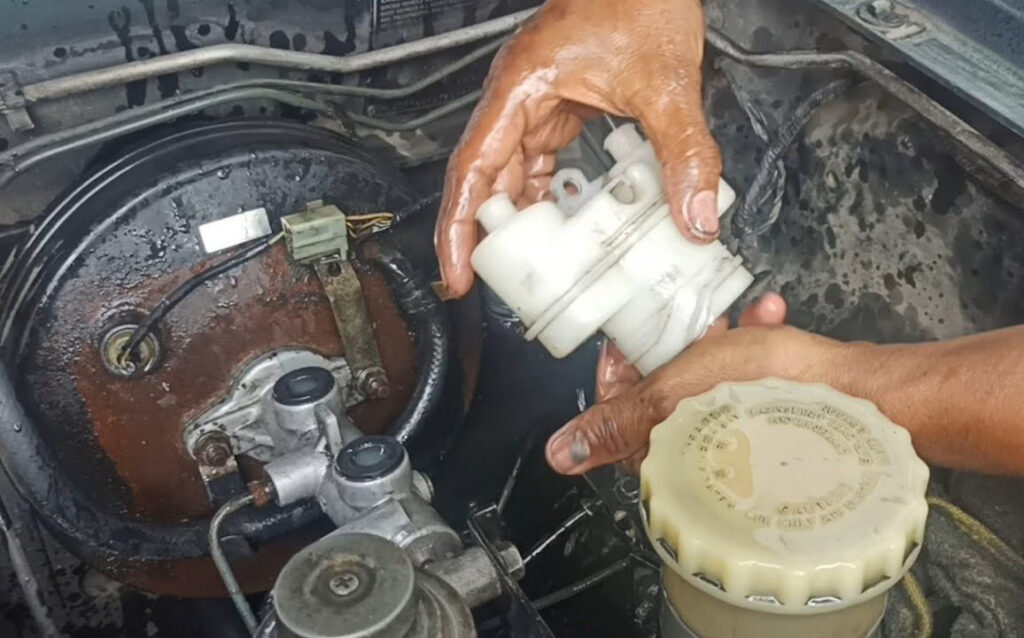 How to Unclog a Brake Master Cylinder